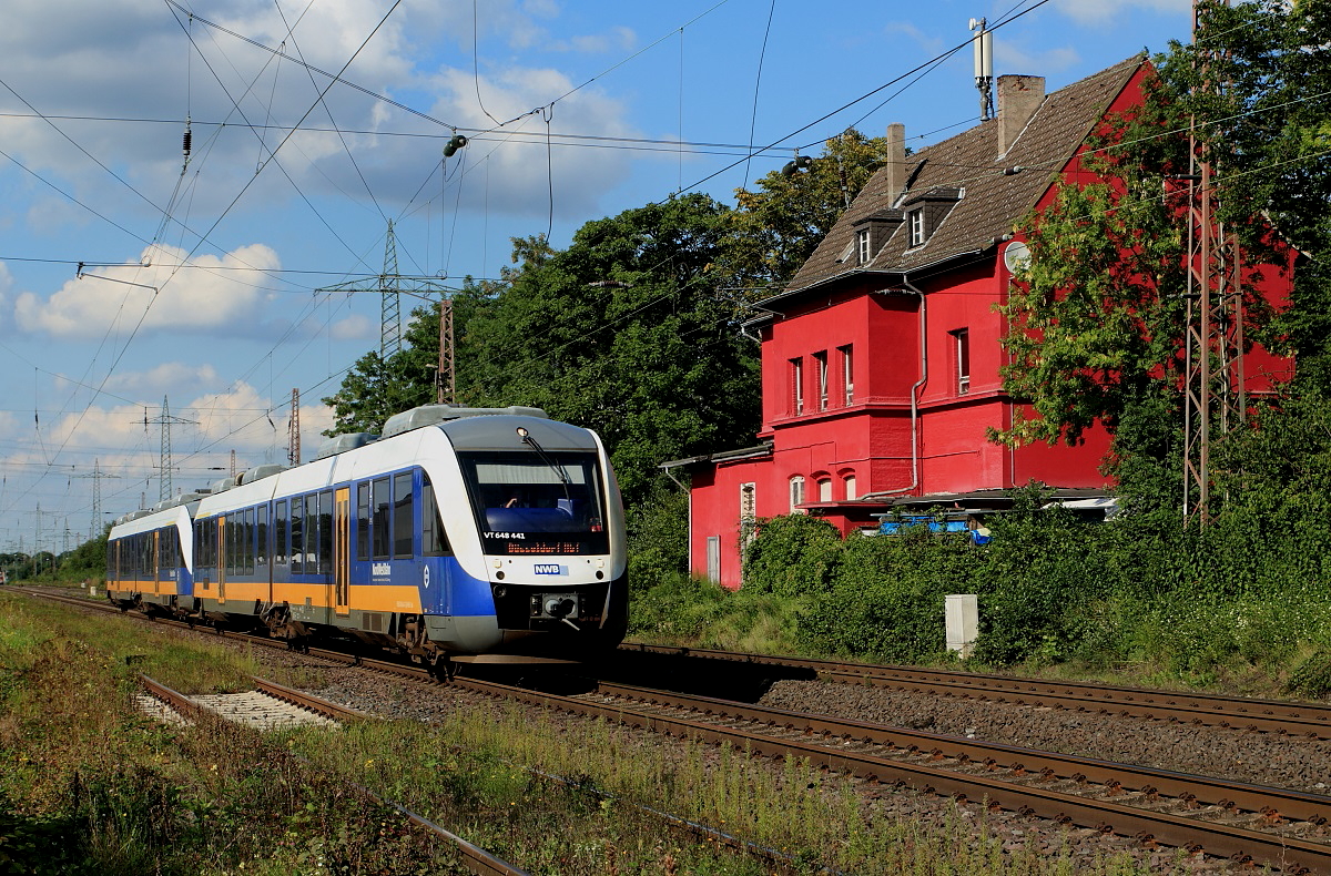 Wegen Bauarbeiten zwischen Krefeld und Neuss werden die Züge der RE 10 vom 22.08. bis 25.09.2015 über die rechte Rheinseite südlich an Duisburg vorbei über die nur  noch im Güterverkehr betriebene Strecke zwischen Duisburg-Wedau und Düsseldorf-Rath umgeleitet. Dadurch ergibt sich die seltene Gelegenheit, Personenzüge im seit dem 23.09.1983 für den Personenverkehr stillgelegten Bahnhof Lintorf aufzunehmen. Am 10.09.2015 durchfahren der aus Kleve kommende VT 648 441 und ein weiterer 648 Lintorf in Richtung Düsseldorf Hauptbahnhof.