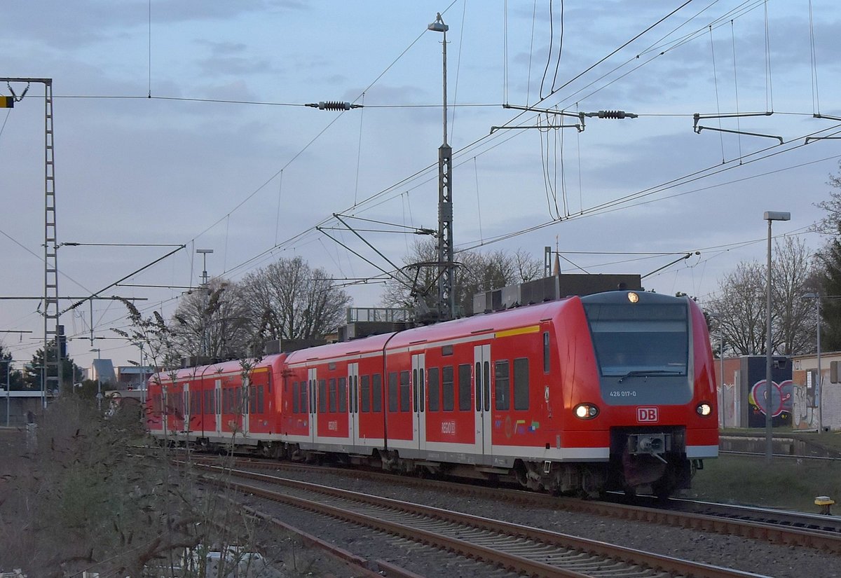 Wegen einer Baustelle vom 9.3.-12.3.2017 in Viersen pendelte der RB 33 zwischen Mönchengladbach Hbf und Aachen Hbf hier kommt der 426 017 mit einem zweiten Triebwagen gen Aachen fahrend aus dem Rheydter Hbf.12.3.2017