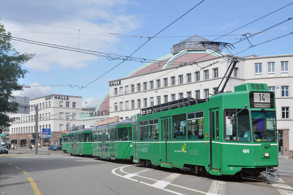 Wegen der Baustelle am Steinenberg, fährt die Linie 1 weiter als Linie 14 nach Pratteln. Hier fährt der Dreiwagenzug, mit dem Be 4/4 484 und den beiden B4S 1502 und 1503 zur Haltestelle am Bahnhof SBB. Die Aufnahme stammt vom 16.09.2017.