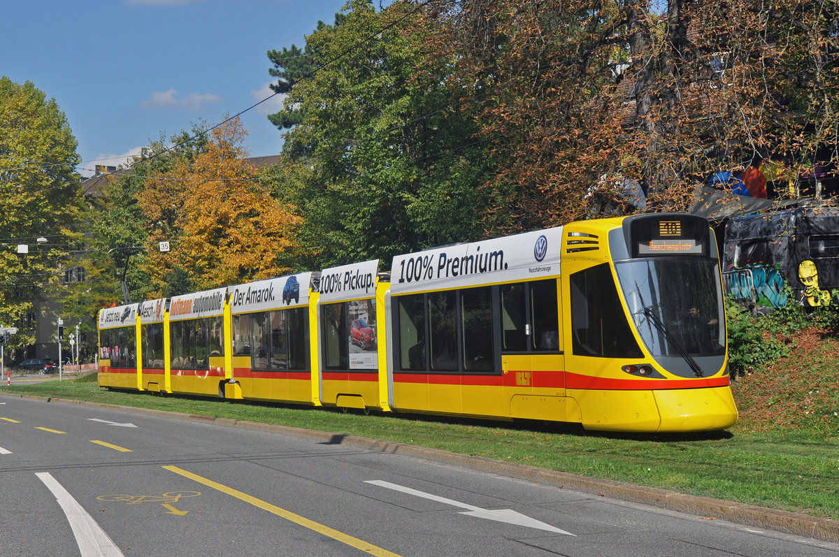 Wegen der Baustelle am Steinenberg, muss die Linie 10 bereits am Aeschenplatz wenden. Hier fährt der Be 6/10 Tango 175 zur Haltestelle Denkmal. Die Aufnahme stammt vom 27.09.2017.