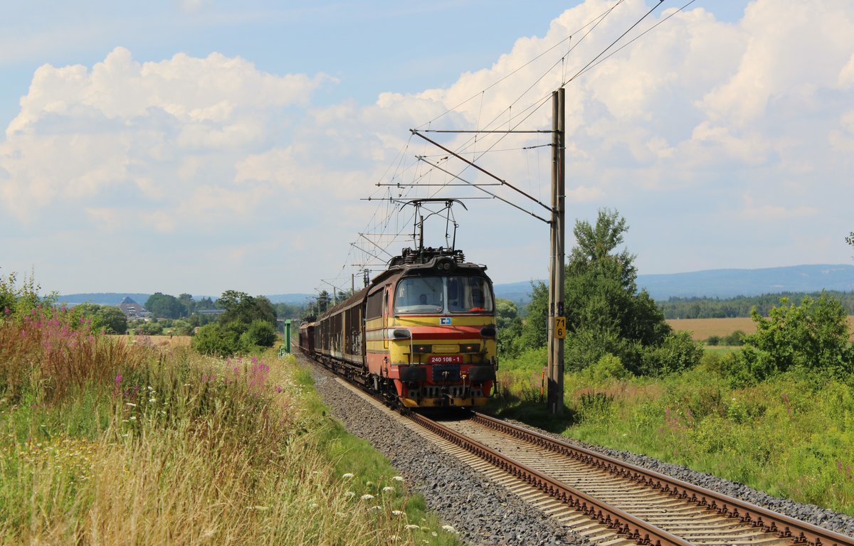 Wegen der Brückenbauarbeiten bei Tršnice, werden die Güterzüge Richtung Cheb über Františkovy Lázně umgeleitet. Hier 240 108-1 und 363 074-6 in Cheb am 22.07.16.
