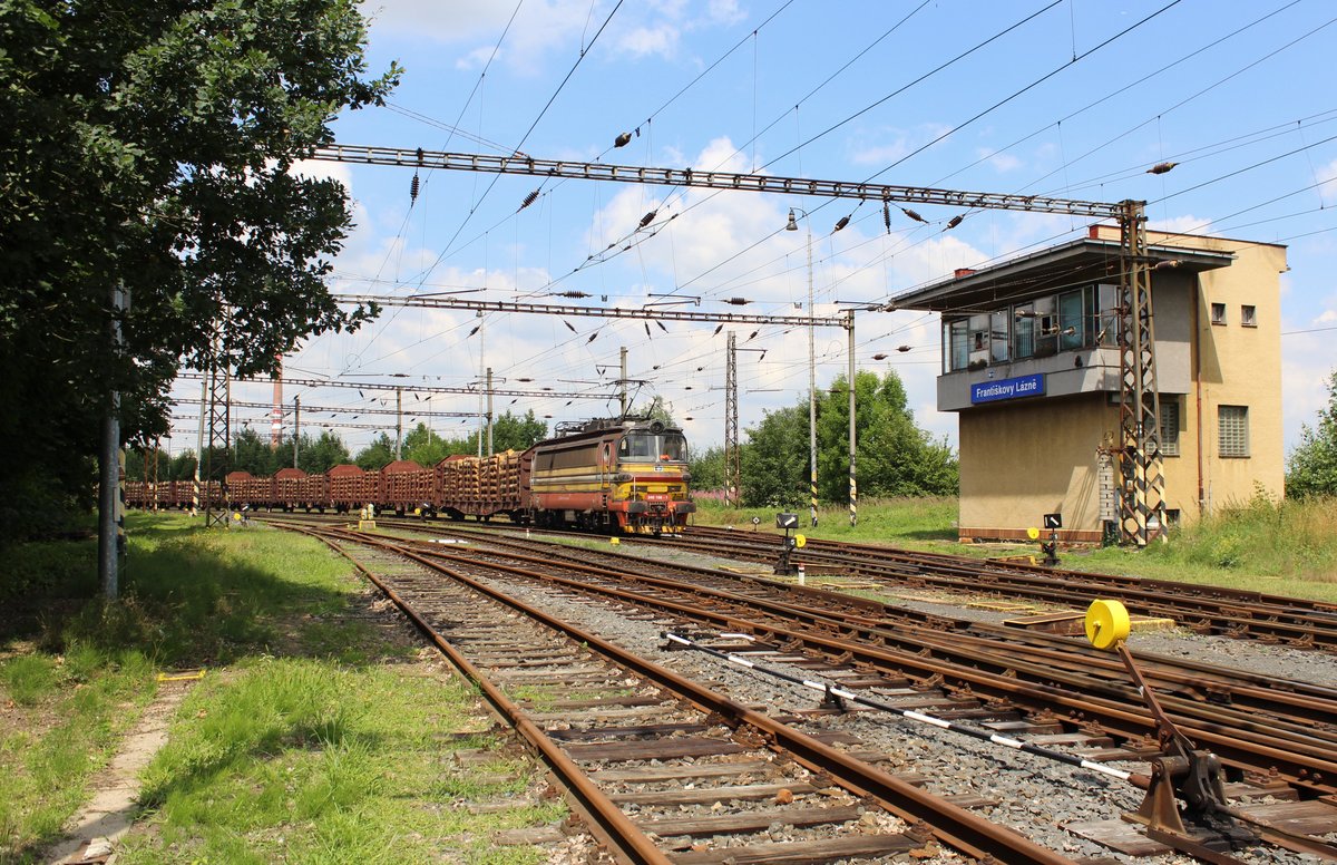 Wegen der Brückenbauarbeiten bei Tršnice, werden die Güterzüge Richtung Cheb über Františkovy Lázně umgeleitet. Hier 240 108-1 bei der Ausfahrt in Františkovy Lázně am 22.07.16.