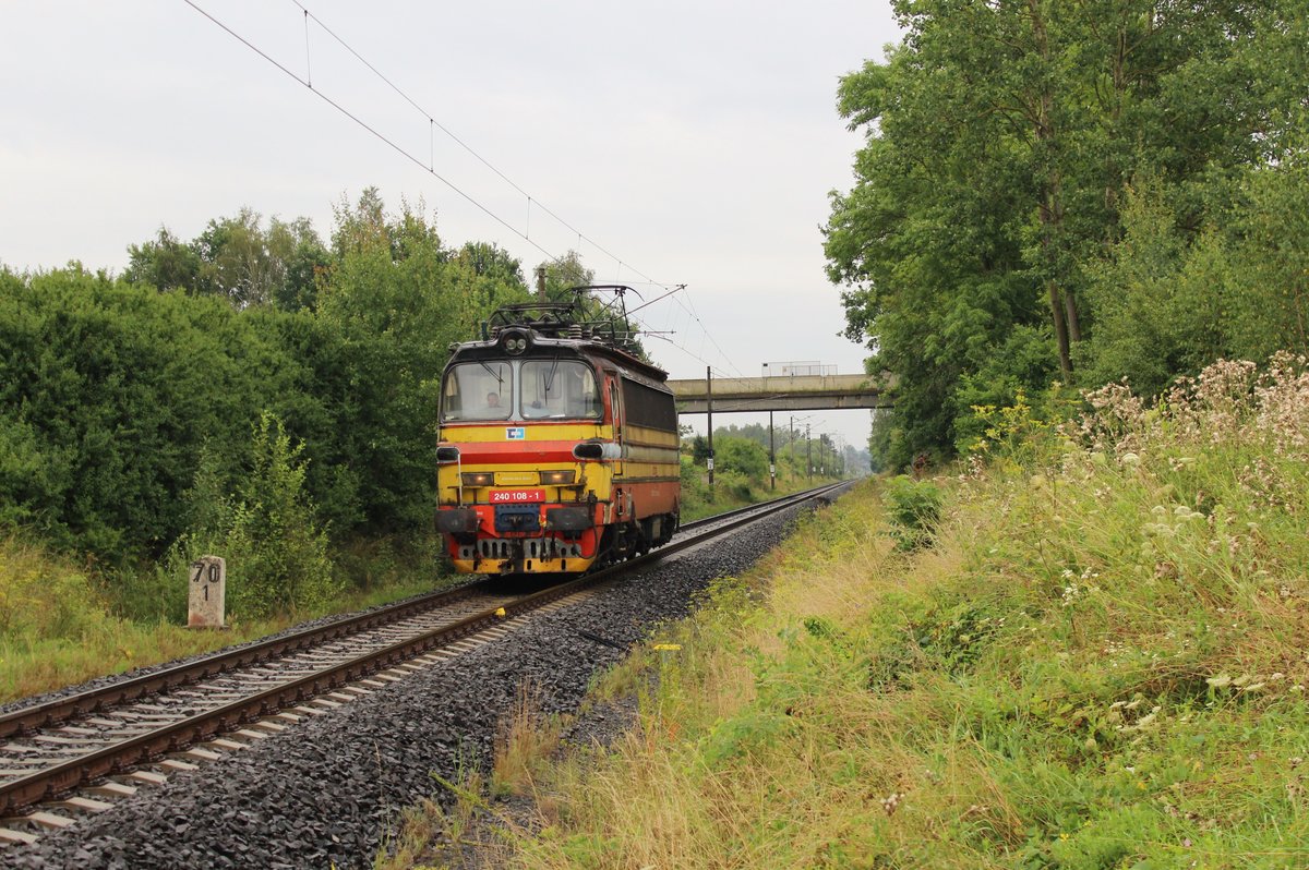 Wegen der Brückenbauarbeiten bei Tršnice, werden alle Züge über Františkovy Lázně nach Cheb umgeleitet. Hier 240 108-1 am 09.08.16 Střížov.