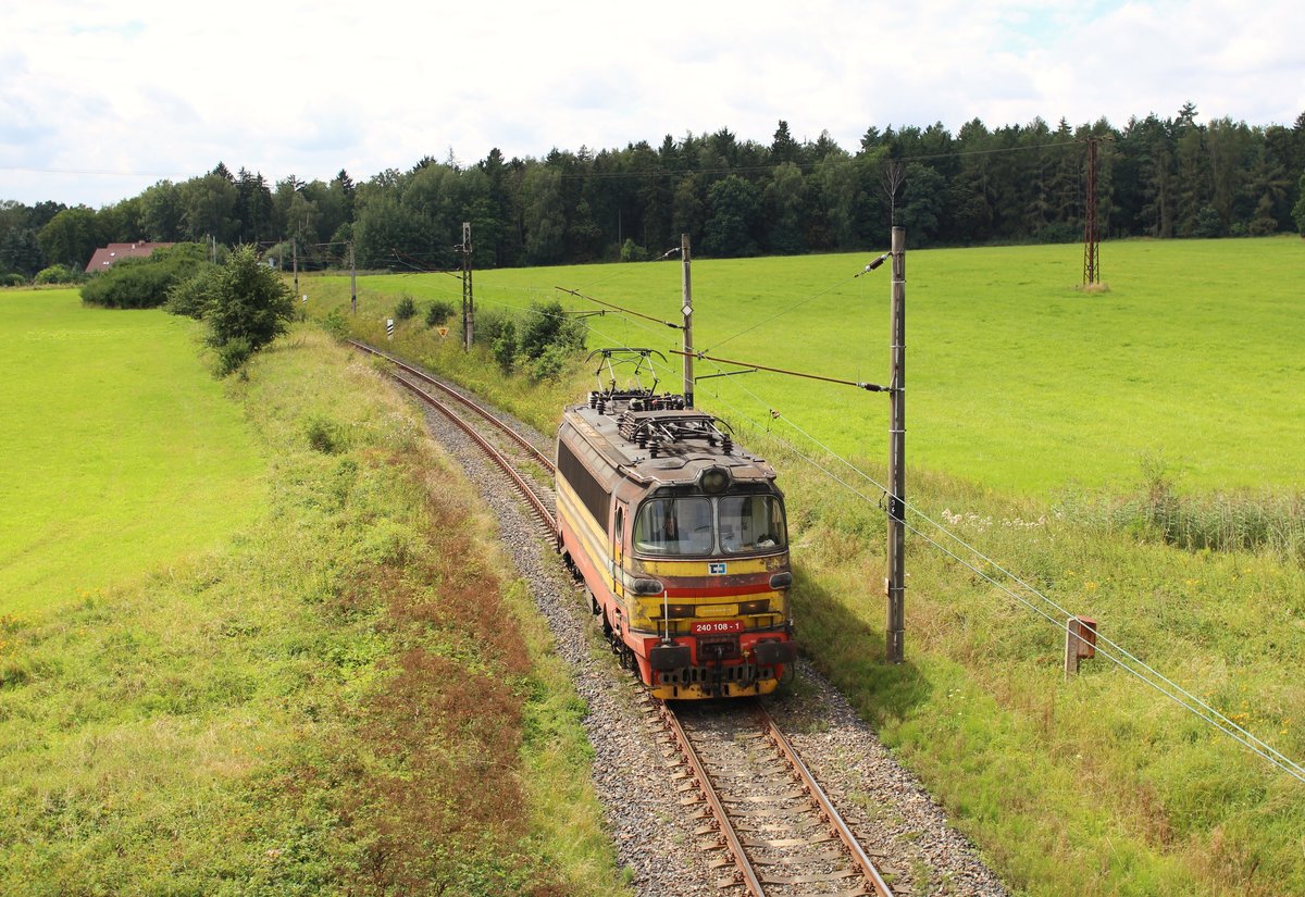 Wegen der Brückenbauarbeiten bei Tršnice, werden alle Züge über Františkovy Lázně nach Cheb und zurück umgeleitet. Hier 240 108-1 am 09.08.16 in Františkovy Lázně.