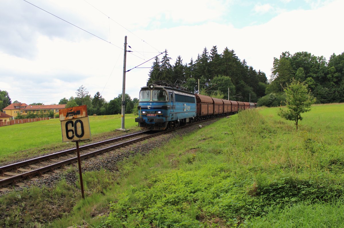 Wegen der Brückenbauarbeiten bei Tršnice, werden alle Züge über Františkovy Lázně nach Cheb und zurück umgeleitet. Hier 240 050-5 mit der Leerkohle am 13.08.16 Františkovy Lázně.