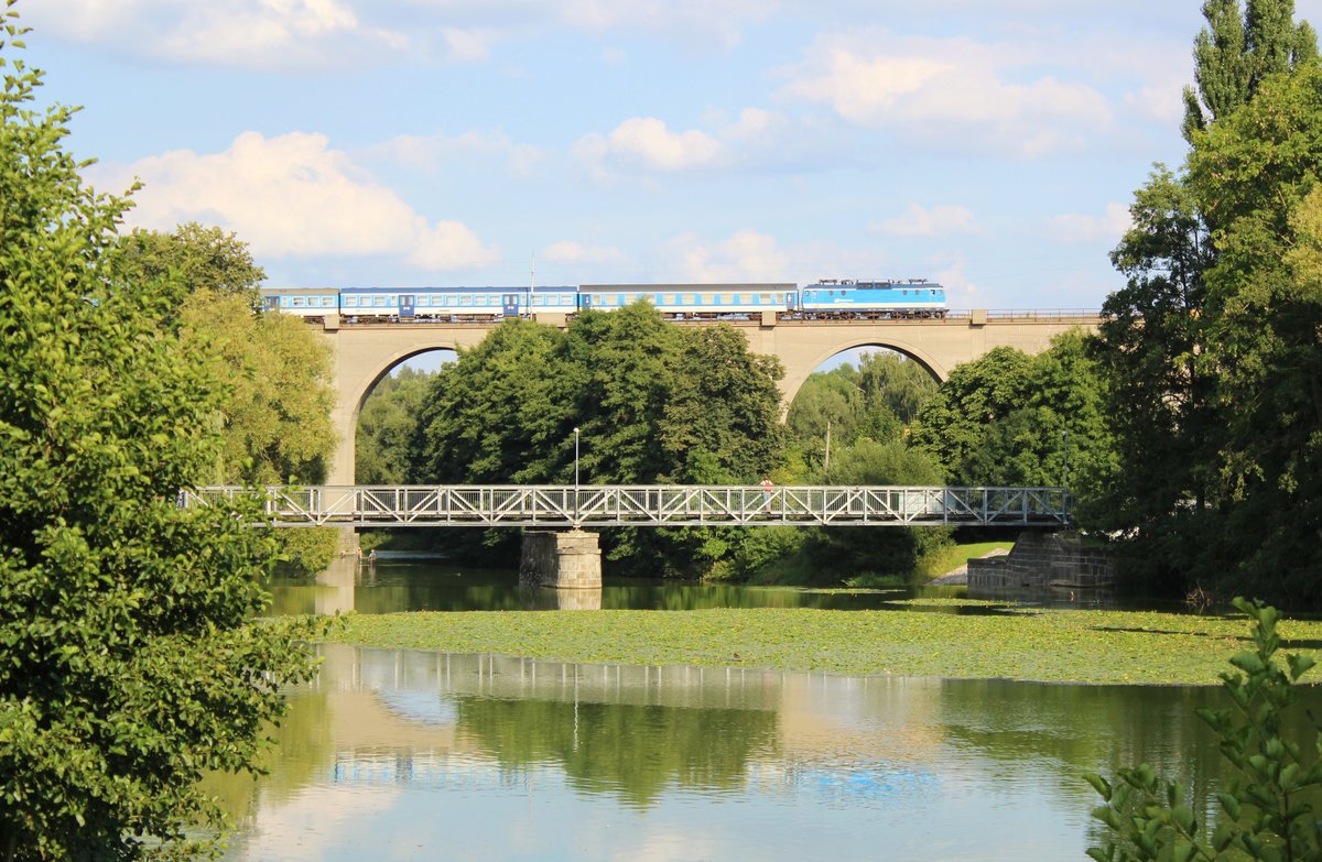 Wegen der Brückenbauarbeiten bei Tršnice, werden alle Züge über Františkovy Lázně nach Cheb und zurück umgeleitet. Hier 362 127-3 mit dem Sp 1694 am 15.08.16 in Cheb.
