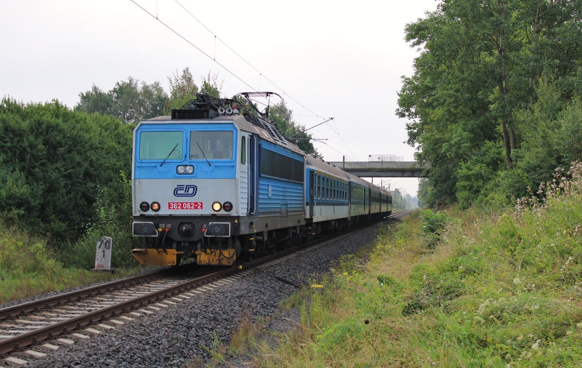 Wegen der Brückenbauarbeiten bei Tršnice, werden alle Züge über Františkovy Lázně nach Cheb und zurück umgeleitet. Hier 363 062-2 mit R 607 Salubia als Leerzug von Cheb nach Františkovy Lázně am 13.08.16 Střížov.