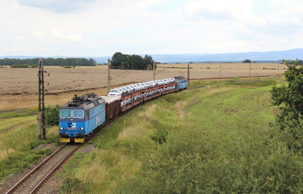 Wegen der Brückenbauarbeiten bei Tršnice, wurden alle Züge über Františkovy Lázně nach Cheb und zurück umgeleitet. Hier 363 058-9 und 240 050-5 (Schub) am 13.08.16 Františkovy Lázně.