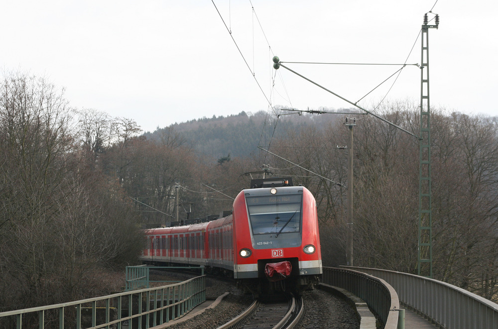 Wegen des Kölner Karnevals fuhren an diesem Tag zusätzliche Fahrten in und um Köln.
So wie dieser zusätzliche RE 9 der aus zwei 423ern der S-Bahn Köln gebildet war.
Unweit des Haltepunkts Blankenberg (Sieg) wurde dieser Zug am 20. Februar 2012 abgelichtet.