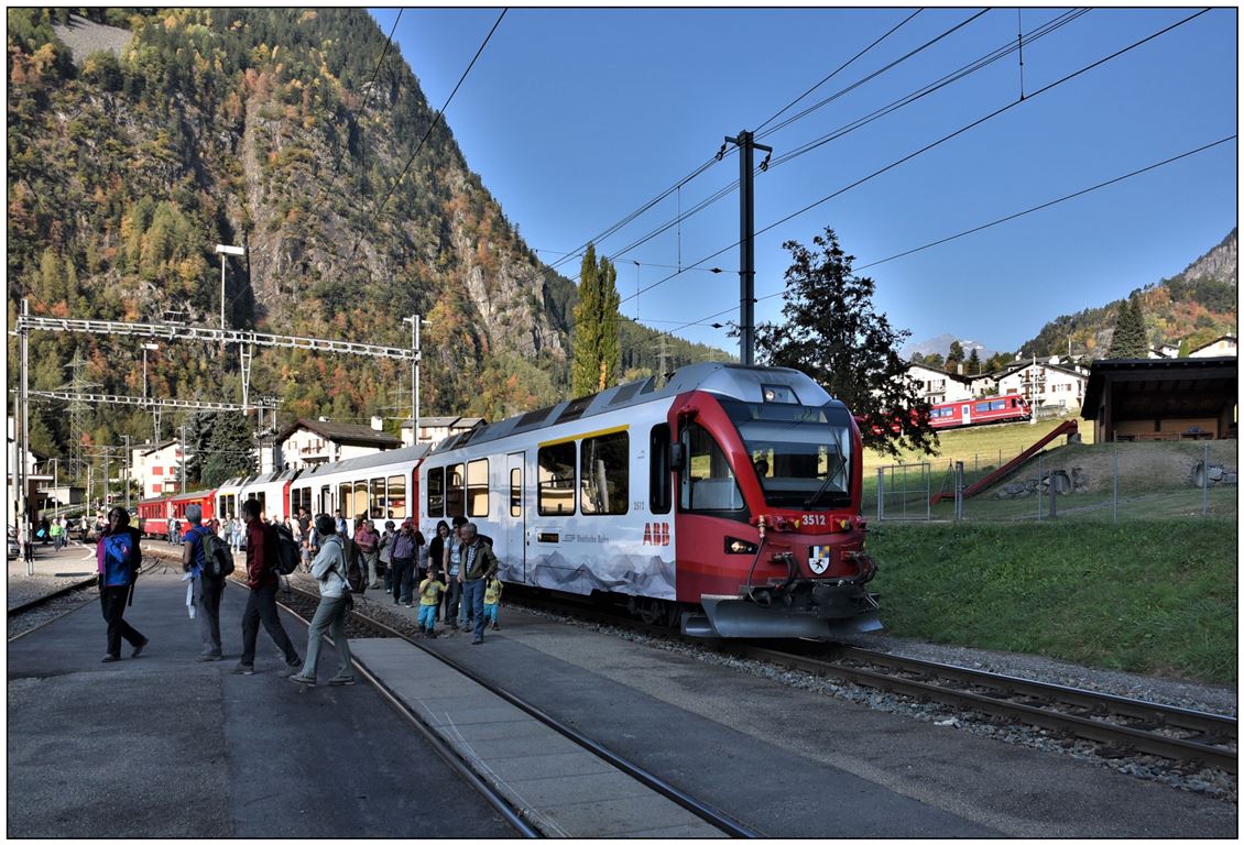 Wegen des Marronifests und der Einweihung des neuen Wanderwegs zum Kreisviadukt von Brusio ist der Andrang heute besonders gross. Während R1613 mit ABe 3512 seine Passagiere entlässt, ist R1640 mit ABe 8/12 3596 schon im Aufstieg nach Miralago. (14.10.2018)