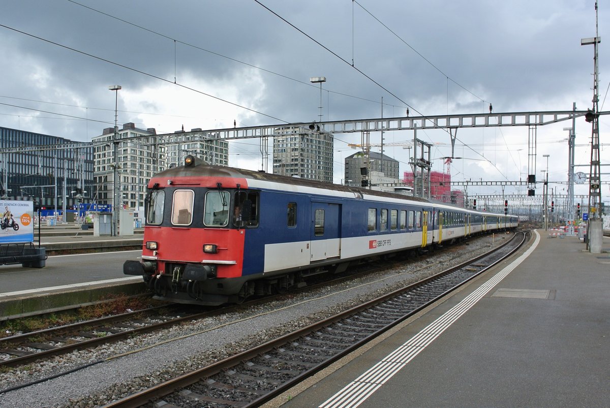 Wegen des Streiks in Frankreich fielen diverse Internationale TGV's aus. In der Schweiz wurde der TGV 9218 am 05.06.2016 mit dem Dispo Olten ersetzt: BDt EWII 50 85 82-33 921-6, 2 B EWI, 2 B EWI, 2 A EWI, 3 B EWI und die Re 420 133-1 (11133, ex. Swiss Express) in Zrich HB.