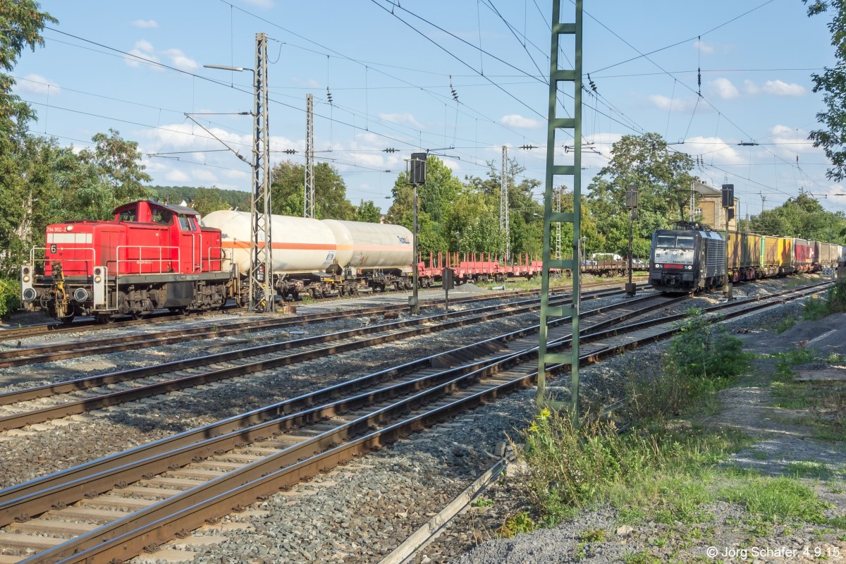 Wegen der Sperrung der Hauptstrecke Nürnberg - Würzburg war am 4.9.15 in Marktbreit viel los: 294 902 wartete mit ihrer Übergabe in Gleis 1, während ES 64 F4-098 nach einer Überholung in Gleis 3 mit ihrem Güterzug nach Würzburg anfuhr. 
