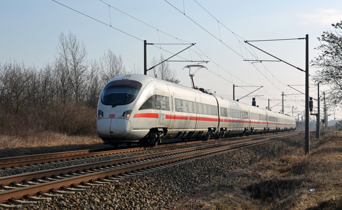Wegen einer Streckensperrung bei Jüterbog wurde der sonst über Wittenberg geführte Fernverkehr über Dessau nach Berlin umgeleitet. Hier durcheilt ein ICE-T der BR 411 am 16.02.17 Greppin.