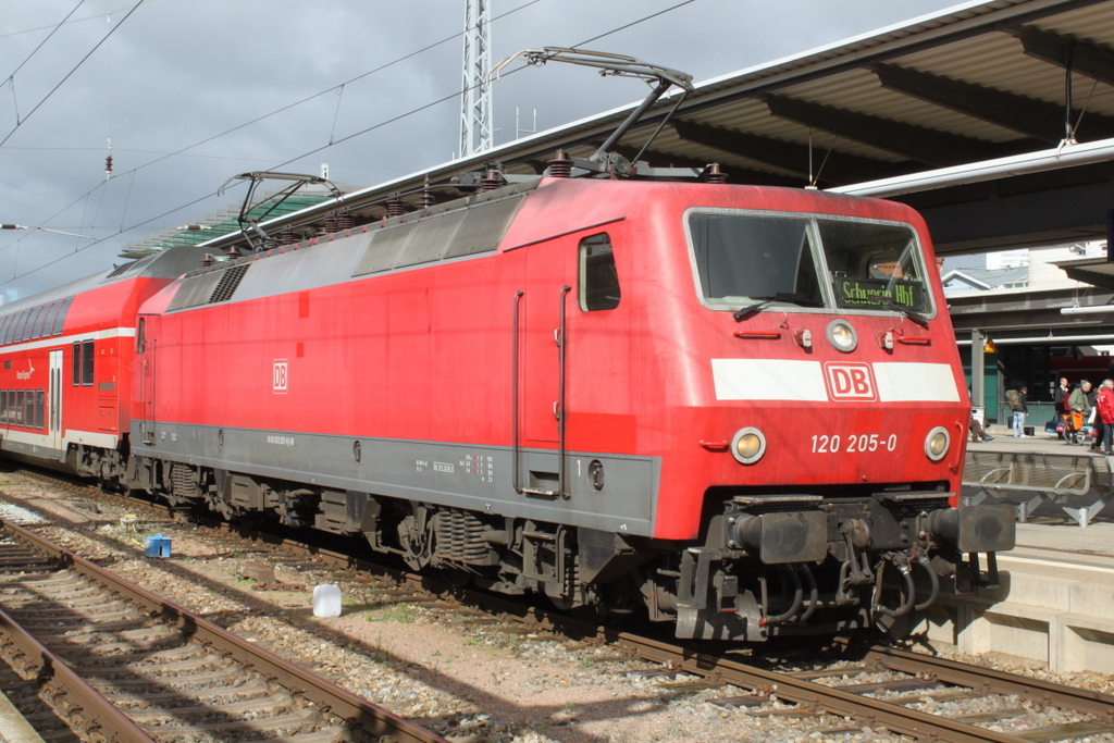 Wegen Sturmtief Xavier fuhr 120 205-0 mit RE 4310 von Rostock Hbf nach Schwerin Hbf.06.10.2017