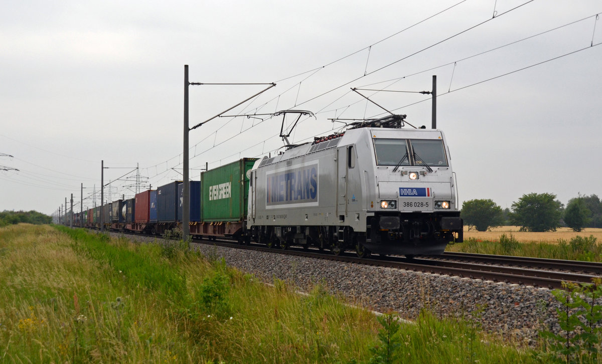Wegen der unwetterbedingten Sperrung der Strecke bei Coswig(Anhalt) musste 386 028 mit ihrem Containerzug am 23.06.17 über Köthen Richtung Magdeburg fahren. Fotografiert in Braschwitz.