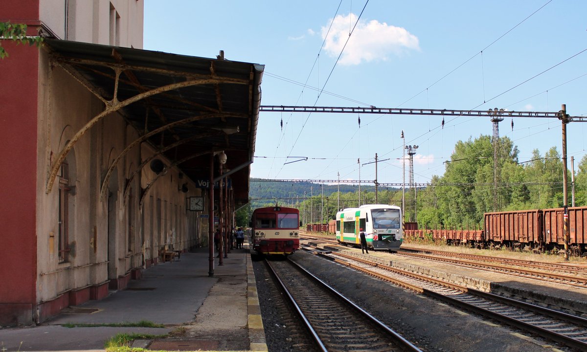 Wegen der Unwetterschäden zwischen Oelsnitz und Adorf, fährt die Vogtlandbahn von Adorf bis Vojtanov und die České dráhy von Cheb bis Vojtanov. Hier zu sehen VT 50 und 810 041-1 am 04.06.18 in Vojtanov, wo die Fahrgäste dann jeweils umsteigen müssen.