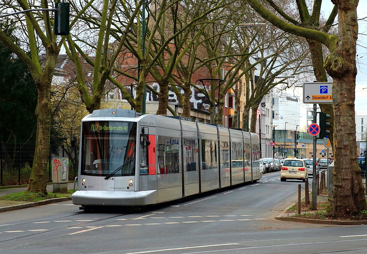 Wegen der vorbereitenden Arbeiten zur Aufnahme des U-Bahn-Betriebes am 21.02.2016 und der damit verbundenen Einstellung des Straßenbahnverkehrs zwischen Bilk Bahnhof und Kirchfeldstraße waren am 12.02.2016 auch die Züge der der Linie 707 zum letzten Mal auf dem kurzen Verbindungsstück durch die Bachstraße zwischen Friedrichstraße und Bilker Allee unterwegs, wie hier NF10 2010