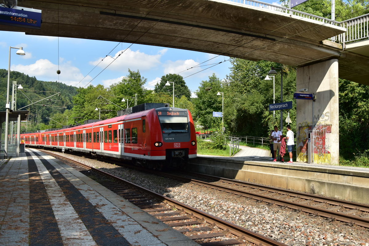 Wegen Weichenbauarbeiten in Osterburken fährt dieser S1 Zug nur bis Seckach, wie man auf der Zugzielanzeige lesen kann. Hier ist der Zug in Neckargerach bei der Einfahrt abgelichtet.28.8.2017
