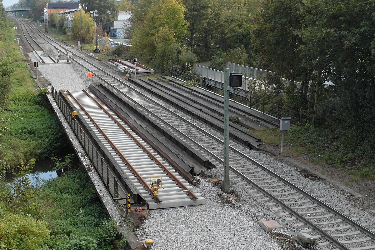 Weichenerneuerung im Bahnhof Biberach (Riß) - Auf der Südbahn sind die alten Weichen bereits ausgebaut. Blickrichtung Süden am 11.10.2016.