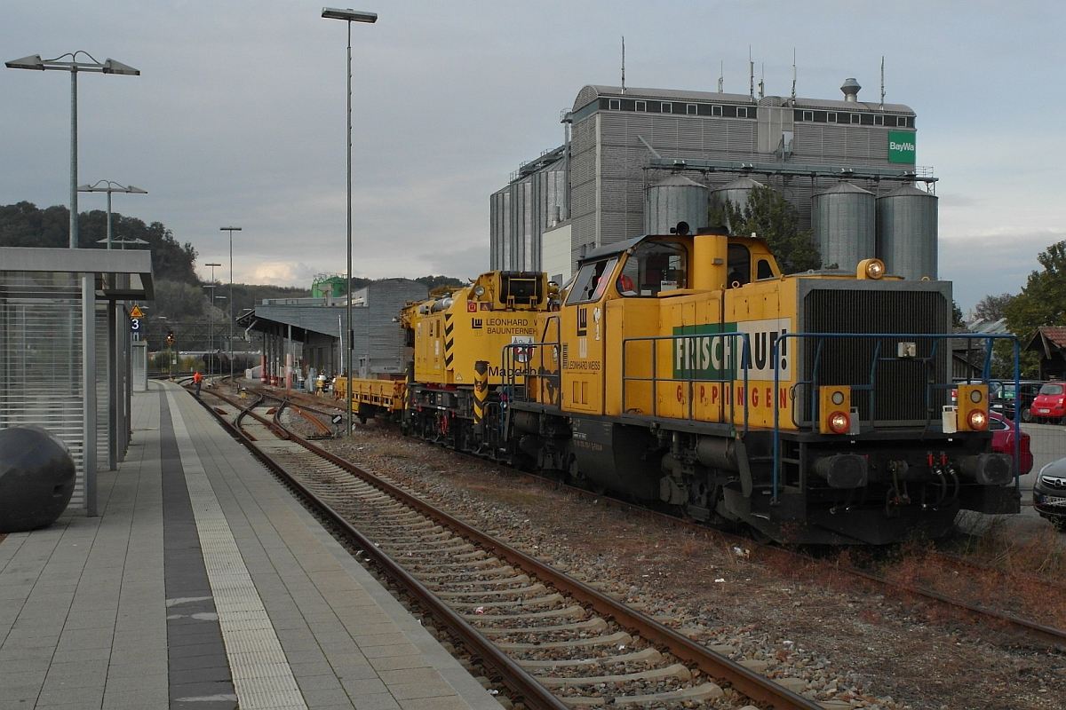 Weichenerneuerung im Bahnhof Biberach (Riß) - Nicht im Einsatz ist 214 010-1 von Leonhard Weiss, die den Gleisbauschienenkran KRC 450 T am Haken hat (11.10.2016).