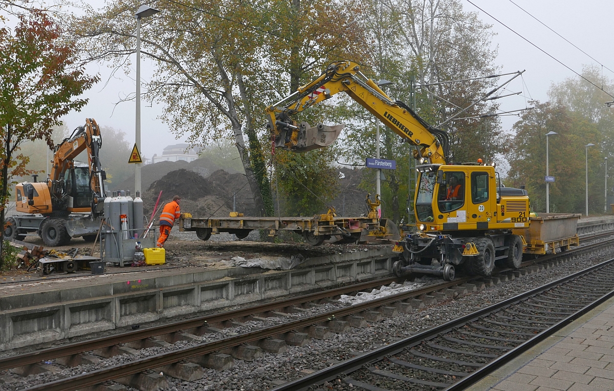 Weichenerneuerung in Konstanz-Petershausen ist abgeschlossen und ein nicht mehr bentigter Anhnger wird vom Gleis entfernt. Liebherr Zweiwegebagger am 16.10.2016 in der Haltestelle Konstanz-Frstenberg.