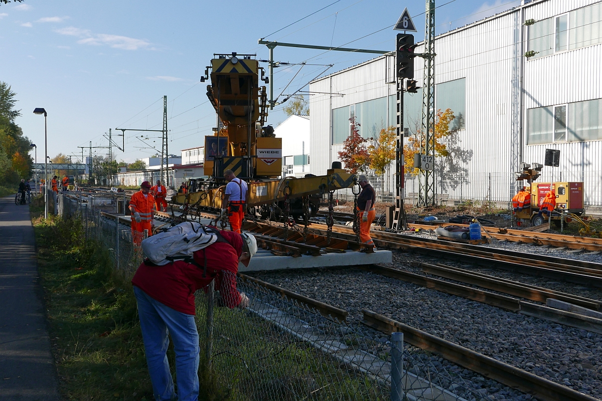 Weichenerneuerung in Konstanz-Petershausen - Nicht nur der Fotograf dieses Bildes hat den Gleisbauschienenkran (KRC 810 T) im Visier, der ein neues Weichenteil aufnehmen und zur entsprechenden Stelle transportieren wird (15.10.2016).