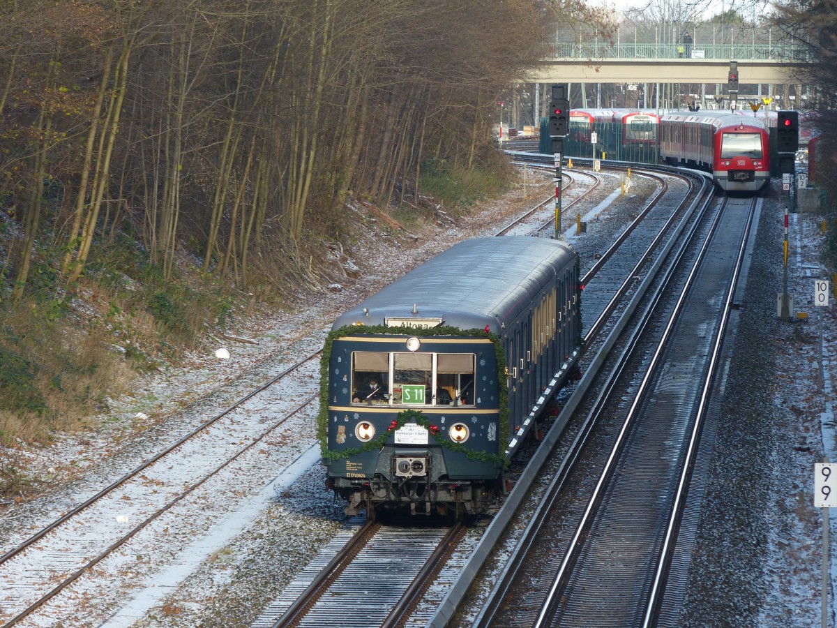 Weihnachts-S-Bahn ET 171 082 am 7.12.2013 im Einsatz. Der Zug kam von Ohlsdorf, fuhr bis Altona und pendelte dann zwischen Bergedorf und Altona. Hier kurz vor Rübenkamp.