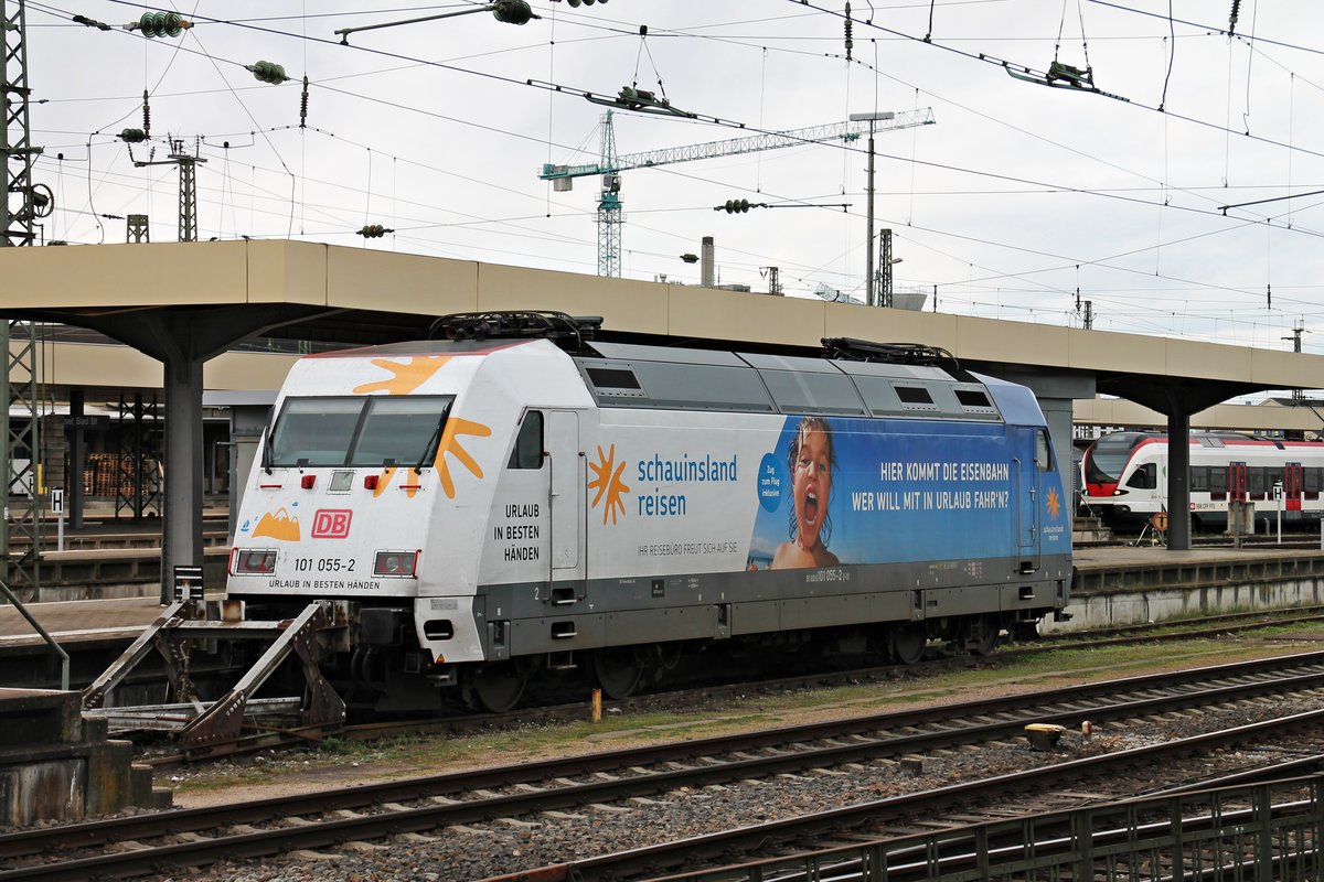 Weiße Seite der 101 055-2  schauinsland reisen - IHR REISEBÜRO FREUT SICH AUF SIE , als diese am 29.03.2016 auf Gleis 99 im Badischen Bahnhof von Basel bagestellt stand und auf ihre nächste Leistung wartete.