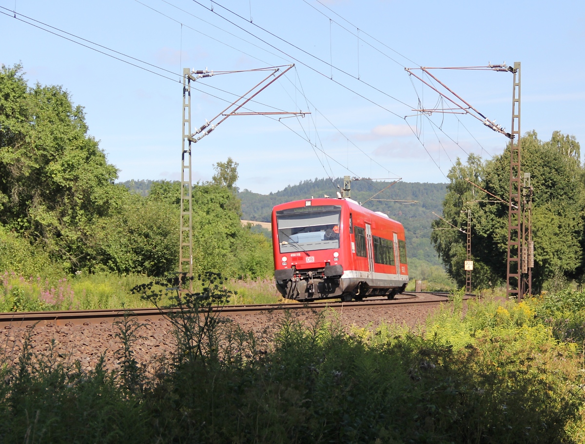 Weit weg von der Heimat befand sich dieser 650 115 des Drei-Löwen-Takts, der am 01.08.2013 gen Süden über die KBS 613 unterwegs war. Aufgenommen bei Niederhone.