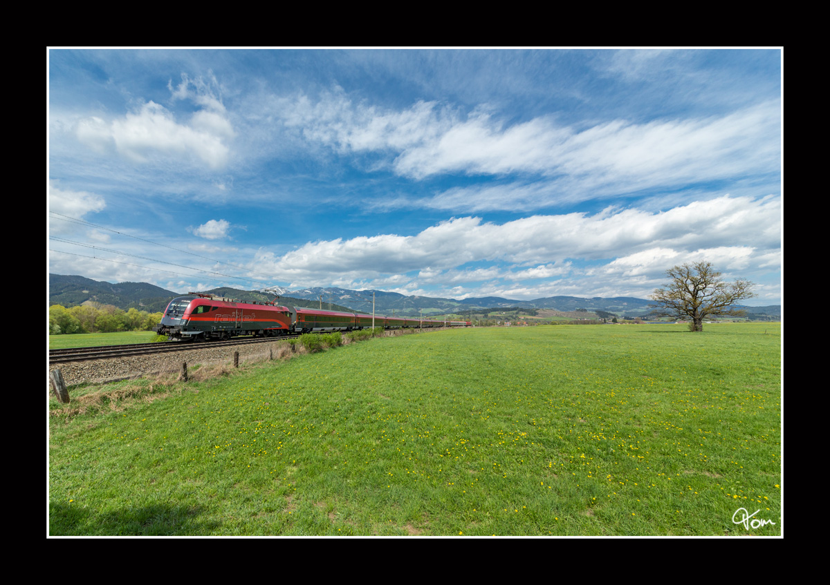 Weitwinkelaufnahme von der 1116 238, welche mit einem railjet von Mürzzuschlag nach Villach Hbf. fährt.
St.Margarethen 17_04_2016