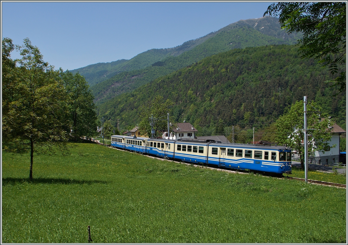 Welch tolle Überraschung mir der SSIF/FART Zug 157 bot: In harmonischer Schönheit zeigt sich der ABe 8/8 23  Ossola  mit zwei FART  B  kurz nach der Station Gagnone-Orcesco. 
13. Mai 2015