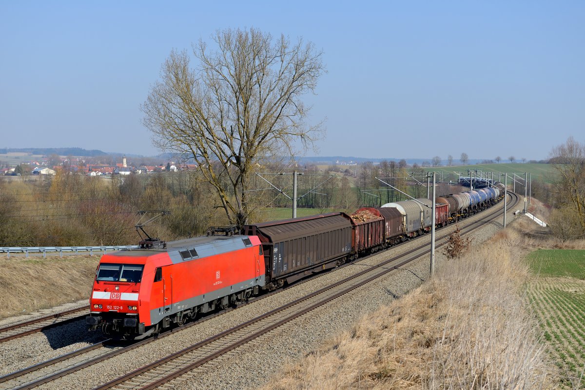 Wenig im Fokus der Eisenbahnfotografen stehen die Lokomotiven der Baureihe 152, die bei DB Schenker zuverlässig täglich tausende von Kilometern im Güterverkehr abspulen. So z.B. am 19 März 2015 die 152 122, die einen gemischten Güterzug von Nürnberg Rangierbahnhof nach München Nord brachte und bei Vierkirchen fotografiert werden konnte.