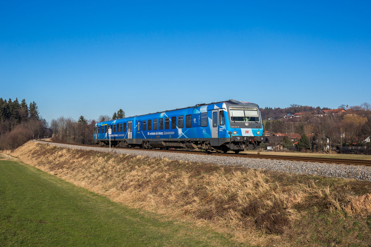 Wenige Meter vor dem Zielbahnhof Aschau fährt 628 423 der Gäubodenbahn an zahlreichen Fotografen vorbei, aufgenommen am 1. Januar 2017.