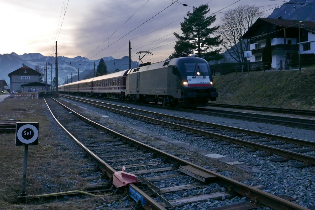 Wenige Minuten nach dem Start in Bludenz durchfhrt am 27.02.2016 ES 64 U2 - 034 mit dem 'Schnee-Express'-Sonderzug den Bahnhof Braz und ist noch gut 17 Stunden unterwegs, bis das Ziel Hamburg erreicht wird.