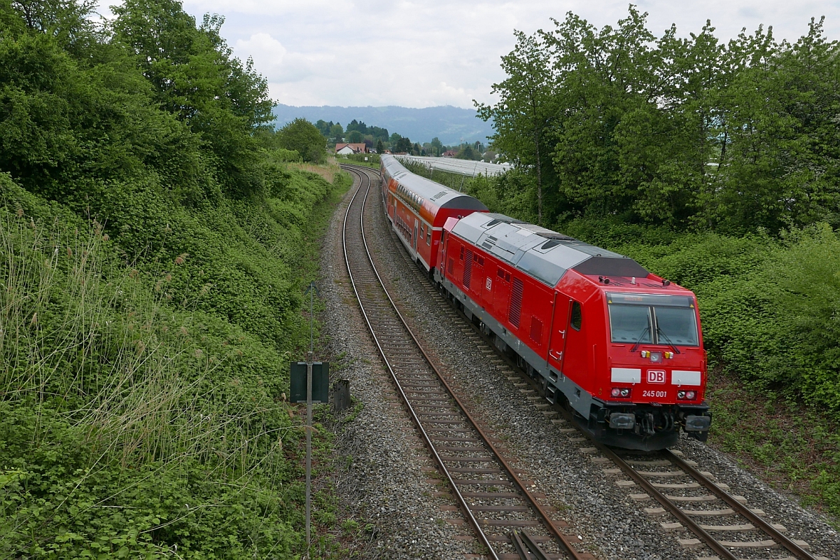 Wenige Minuten nach dem Start in Lindau schiebt 245 001 die Wagen des RE 57413 in der Nhe des Lindauer Ortsteils Schnau die Steigung hinauf ins Allgu. Die Fahrt fhrt am 17.05.2016 ber Memmingen nach Mnchen.