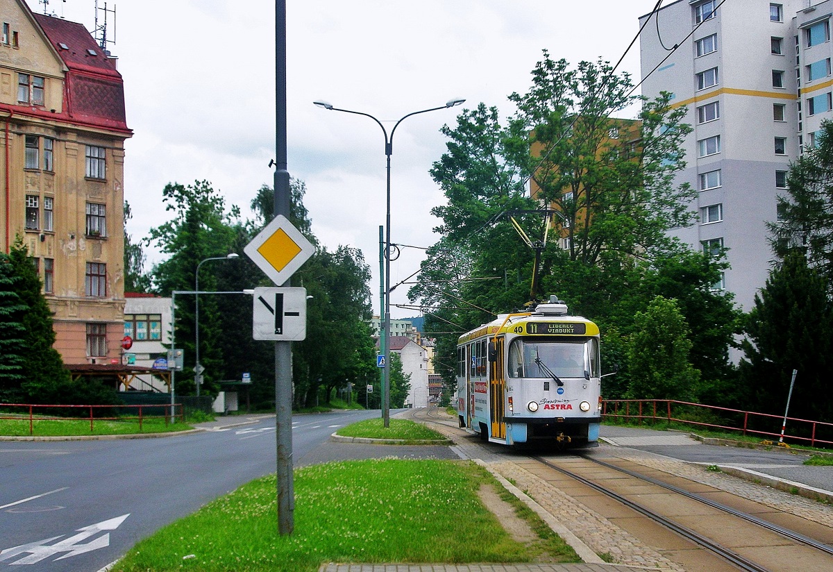 Wenige Minuten zuvor hat der Tw 40 der Überlandstraßenbahn von Liberec nach Jablonec am 15.06.2013 seine Fahrt in der Endhaltestelle Jablonec nad Nisou begonnen und erreicht jetzt die Haltestelle Jablonec Liberecka