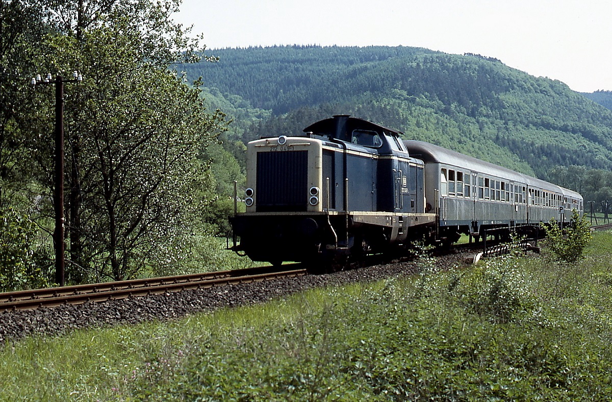 Wenige Wochen vor der Stilllegung ist 212 049-1 im Mai 1985 auf der Ahrtalbahn bei Dümpelfeld unterwegs