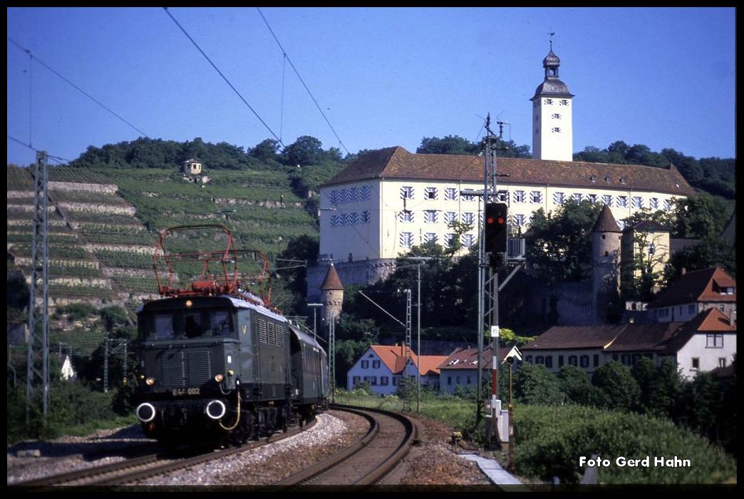 Wenn das Lichtsignal nicht wäre, könnte die Szene auch in den sechziger Jahren spielen. Am 27.5.1990 war es um 9.10 Uhr aber E 44002 mit einem Sonderzug anläßlich der BDEF Tage, der in Gundelsheim vor der Deutschordensburg um die Kurve kam.