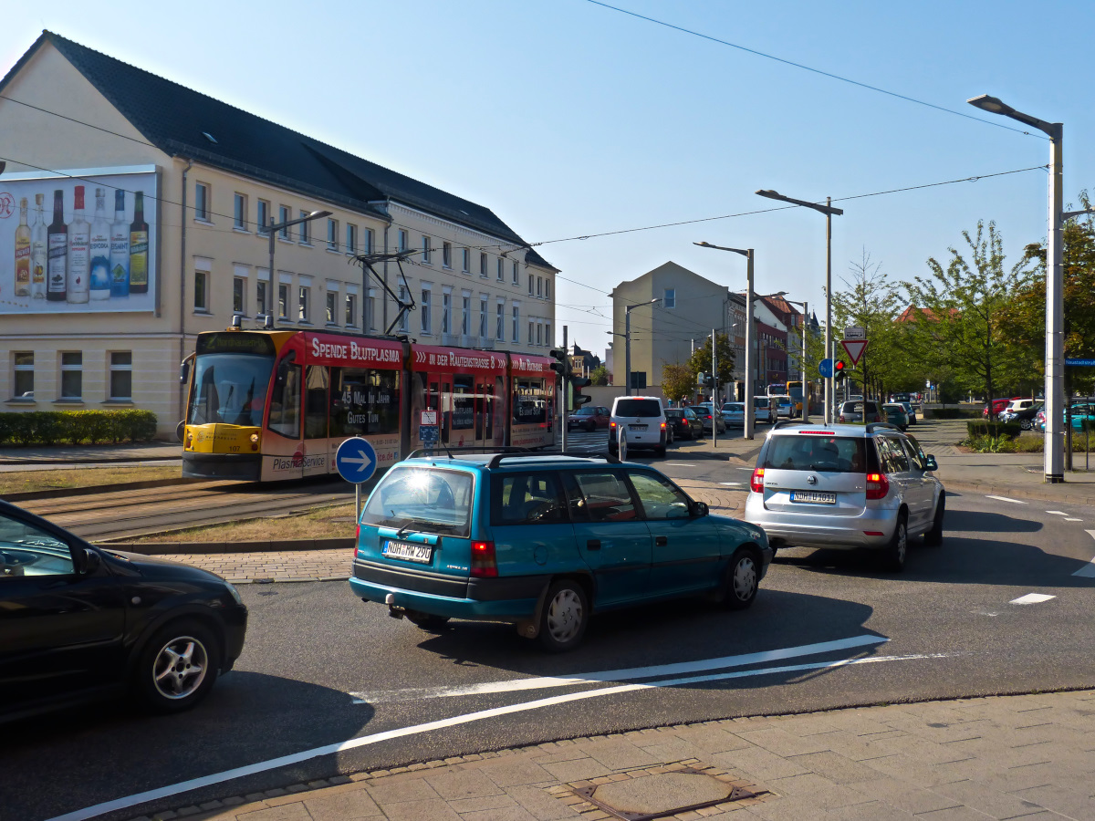 Wenn die Straßenbahn den Kreisverkehr kreuzt, steht der ganze Straßenverkehr. Der TW107 der Straßenbahn Nordhausen vom Bahnhof aus die Rautenstraße Richtung Zentrum 19.08.2016