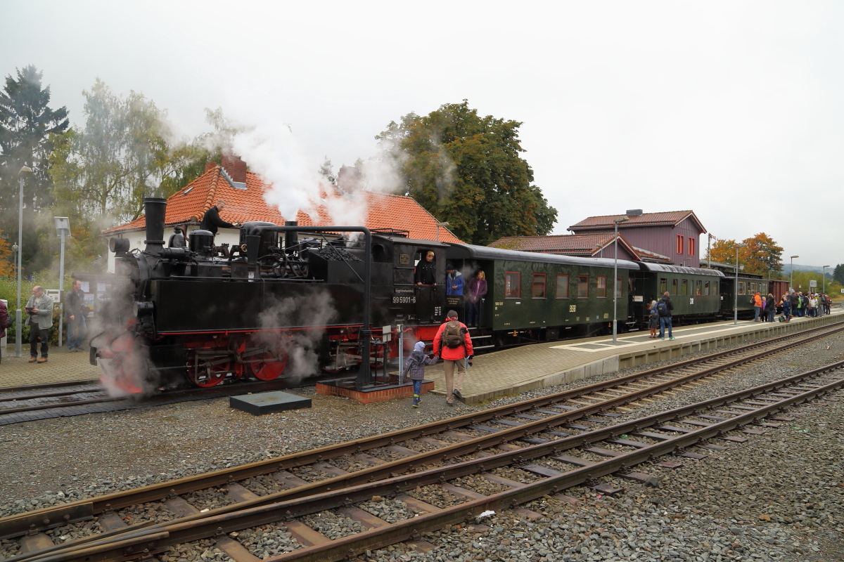  Wenn der Vater mit dem Sohne... . Solche schönen Szenen, wie diese, aufgenommen am 17.10.2015 am IG HSB-Sonderzug im Bahnhof Benneckenstein, erfreuen mich immer wieder. Es ist einfach toll, mit welcher Begeisterung die Kleinen dabei sind, auch wenn die Technik mit der heutigen Smartphone- und Computergeneration so gar nichts mehr zu tun hat! Oder hat sich vielleicht doch ein Pokèmon im Zug versteckt? Man kann ja nie wissen....! ;-)))