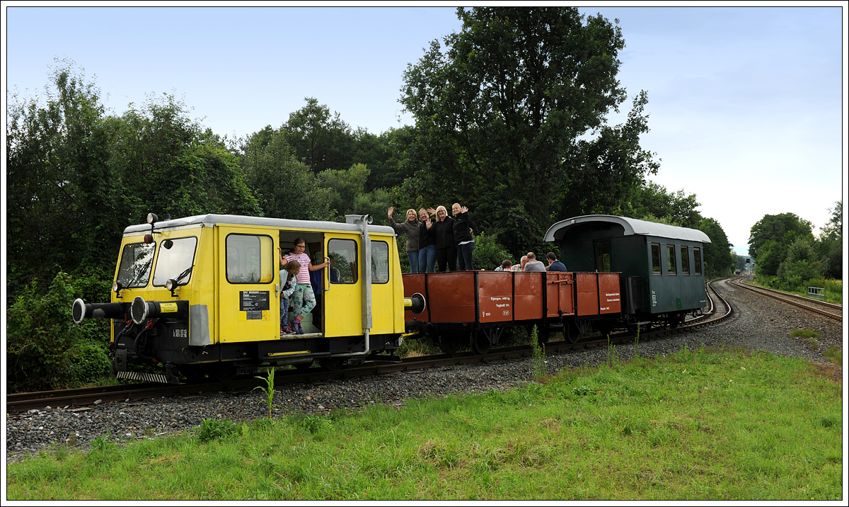 Wenn zwei Eisenbahner Geburtstag feiern, kann es schon vorkommen, dass man auf der Stainzer Lokalbahn eine recht außergewöhnliche Zugskombination antrifft. Wohlsdorf bei Preding am 15.7.2016. Der Griller und der Kühlschrank waren natürlich on board ;-) .