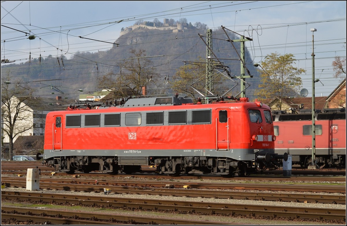 
Wer weiß, ob 115 114-1 noch einmal mit einem IC nach Singen kommt und unter dem Hohentwiel gesichtet werden kann. Zum Fahrplanwechsel soll die gute alte E 10 vorerst nicht mehr vor Personenzügen im Einsatz sein. November 2015. 