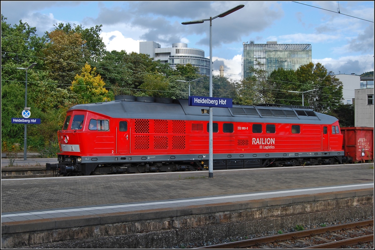 Wer wird denn auch im Halteverbot stehen bleiben? Nach kurzer Pause hat es der Lokführer der 232 093-5 ein Einsehen und setzt den Güterzug wieder in Bewegung (02. Oktober 2008, 16:55).  

(Ersatz für ein altes 800-Pixel-Bild)