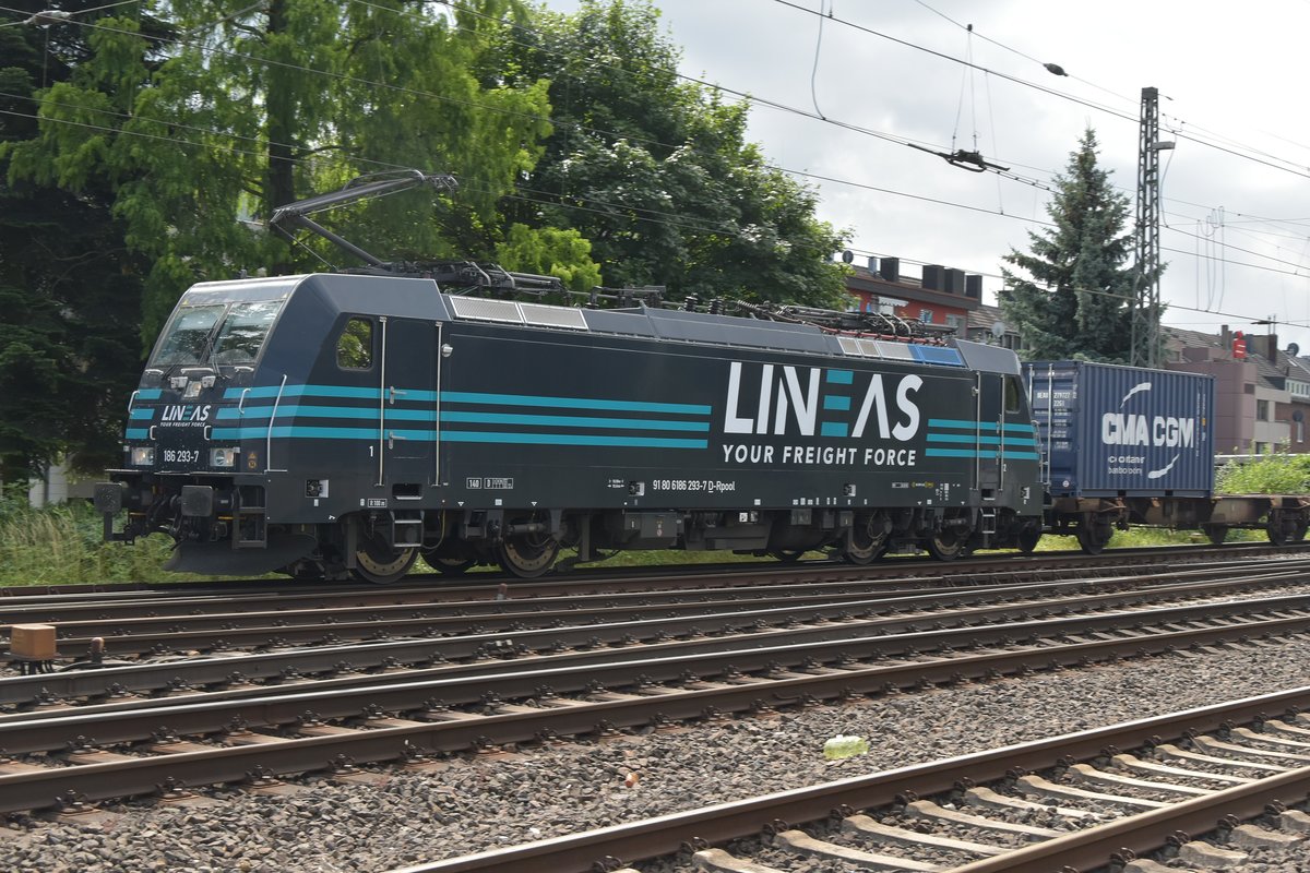 Werbe 186 293-7 mit einem Kastelzug bei der Durchfahrt des Rheydter Hbf am Sonntagmorgen den 25.6.2017 gen Mönchengladbach.