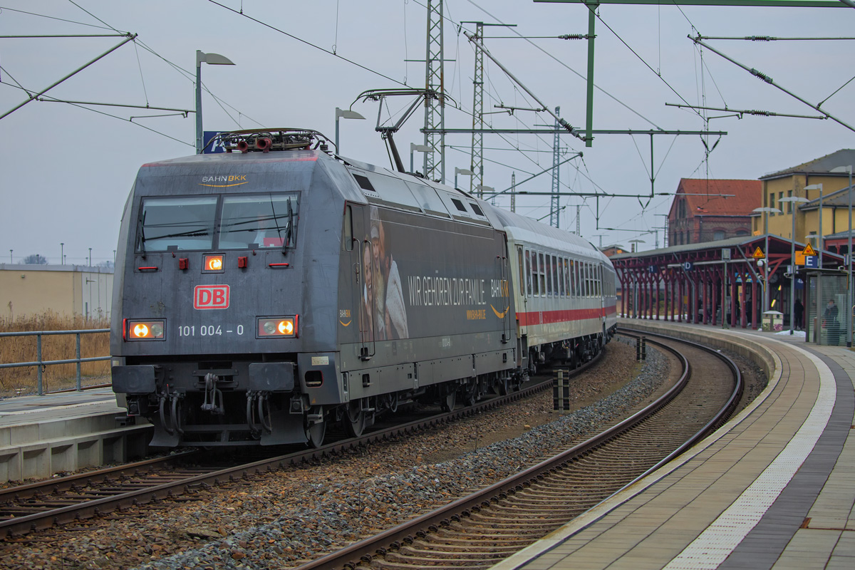 Werbelok 101 004 vor IC 24 27 (Urlaubsexpress Mecklenburg-Vorpommern) am Bahnsteig 2 in Pasewalk. - 12.02.2017