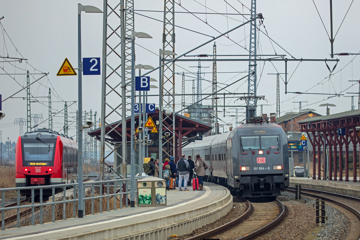 Werbelok 101 004 vor IC 24 27 (Urlaubsexpress Mecklenburg-Vorpommern) fährt an den Bahnsteig 2 in Pasewalk und auf Gleis 3 steht ein DB Regio Lint 41. - 12.02.2017
