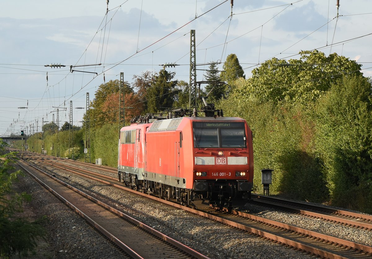 Werkstattfahrt steht auf dem Zugzielanzeiger auf der 146 001-3, die kommt mit der kalten 111 054 im Schlepp in Angermund gen Düsseldorf gefahren. Samstag den 15.9.2018