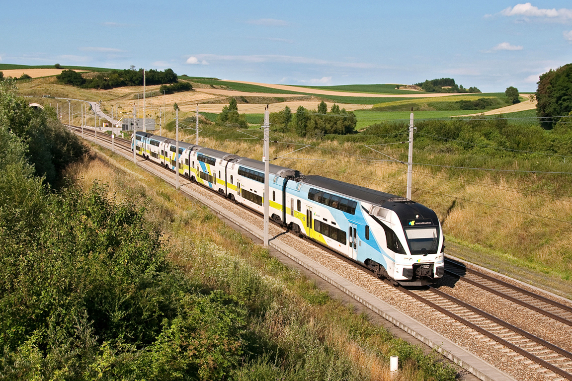 Westbahn 968 ist von Wien Westbahnhof nach Salzburg Hbf. unterwegs. Die Aufnahme entstand am 04.07.2016 bei Perschling.