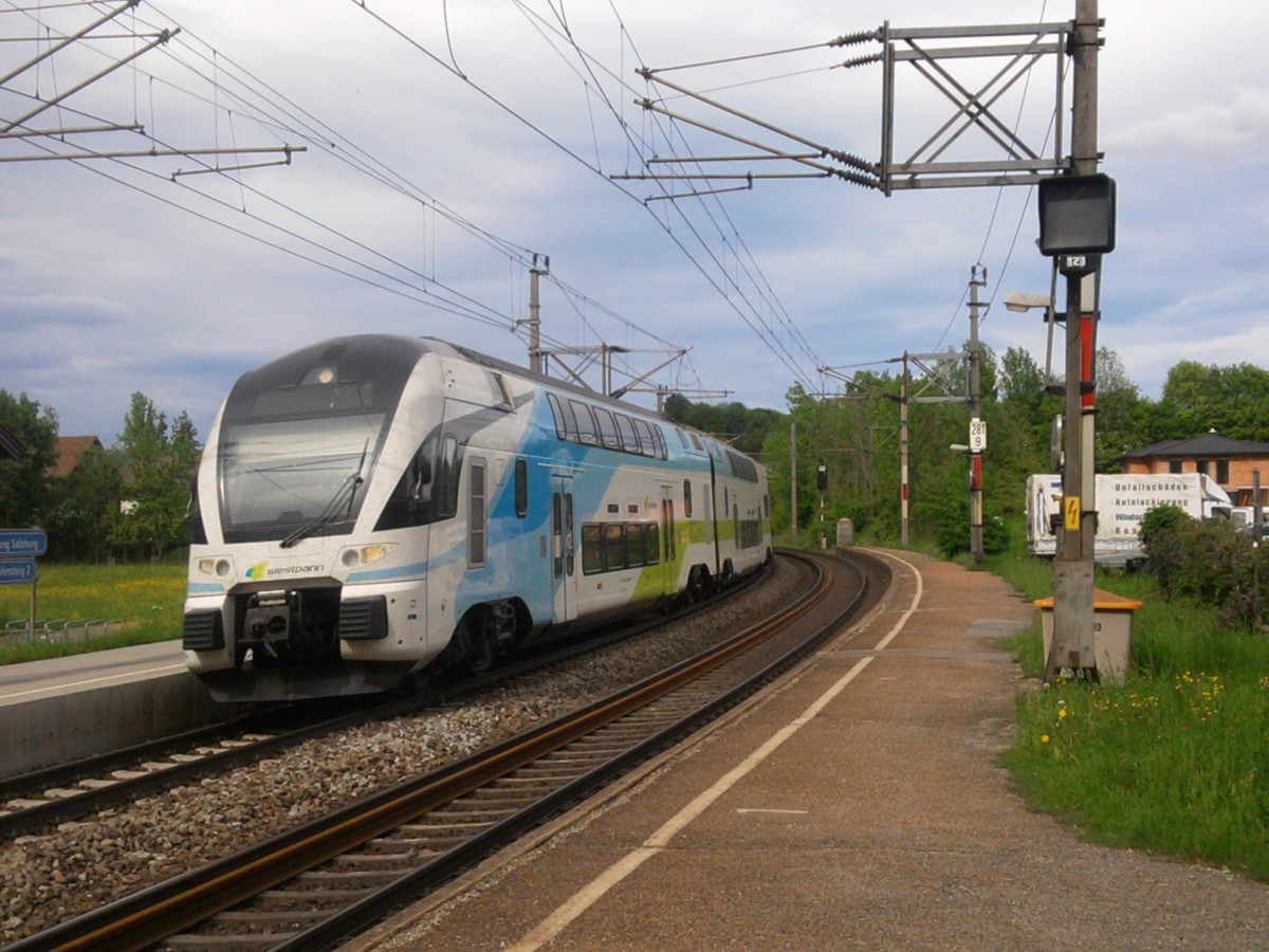 Westbahn (damals noch nach Freilassing) bei der Durchfahrt in Oberhofen-Zell am Moos im April 2013.
