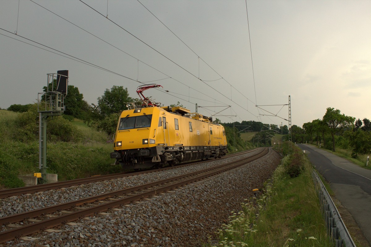 Wetterkontrast und die auffällige gelbe 711 202 konnte am 13.06.2015 in Liebau/Pöhl aufgenommen werden. 